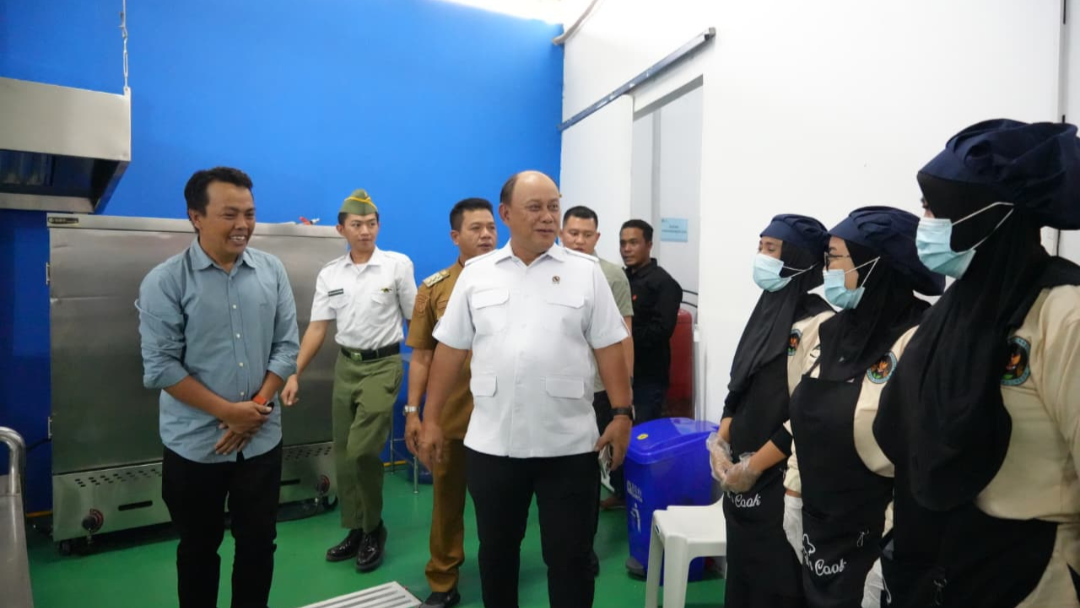Dorong Ekonomi Rakyat melalui MBG, Kepala BGN Batu Bara Pantau SPPG di Bandung